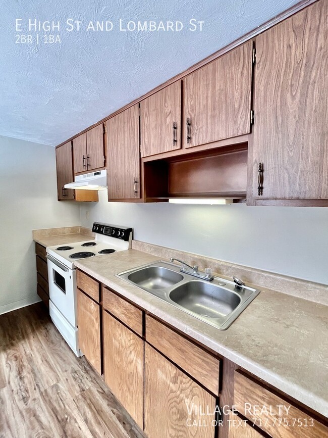 Building Photo - Huge 2-Bed apartment with washer/dryer hoo...