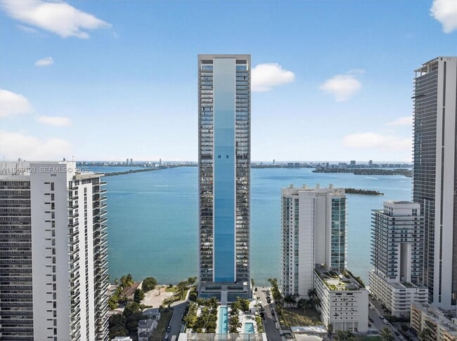 Building Photo - 700 NE 26th Terrace