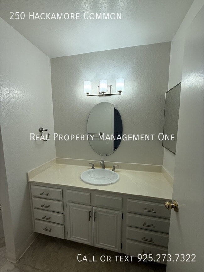 Building Photo - 250 Hackamore Common