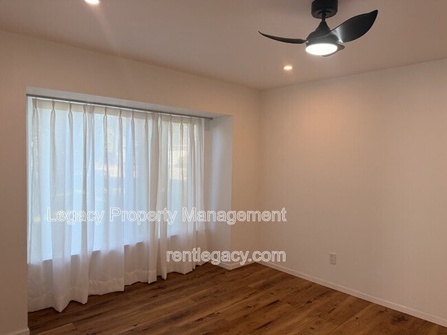 Building Photo - 1249 Davis Ave