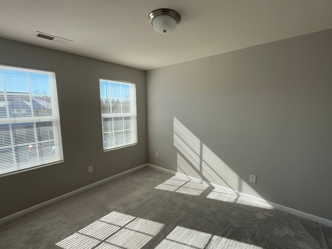 Building Photo - Gorgeous Two bedroom, 2.5 bath townhome in...