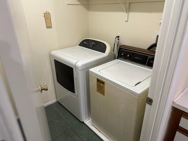 Building Photo - 203 Colonial Ct