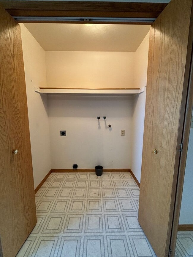 Building Photo - Updated 2 bedroom apartment Near St Peters