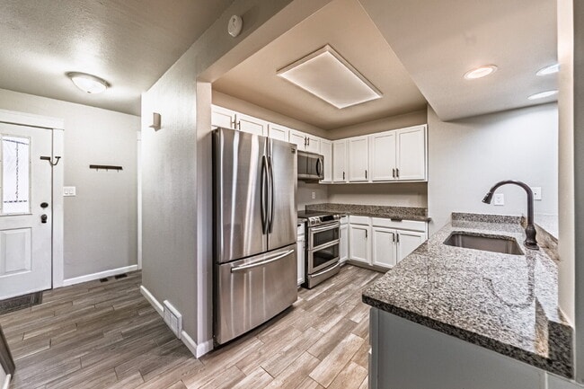 Building Photo - Beautiful Townhome with 3bedrooms and 3 bathrooms, and 1 car garage for rent.