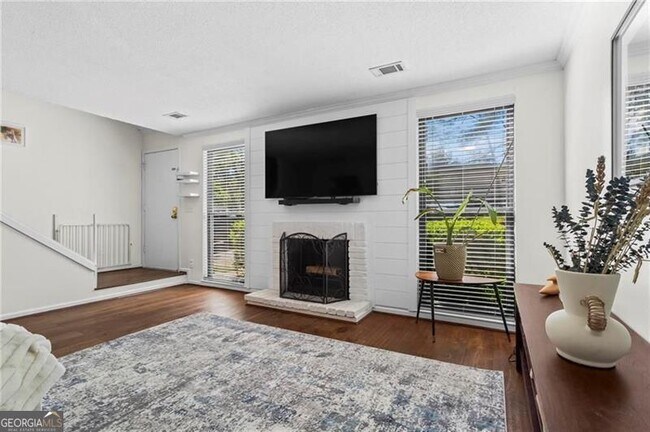 Building Photo - 1028 Riverbend Club Dr SE