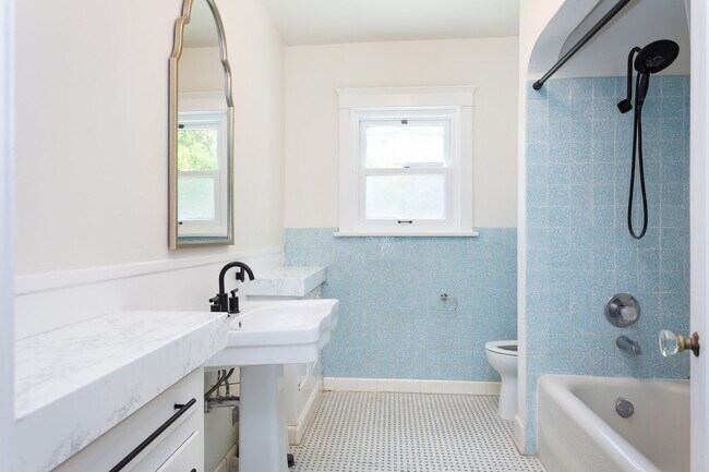 Building Photo - Beautiful Home in Kensington!