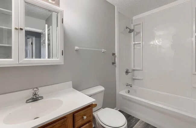Building Photo - Updated 3 Bedroom/1 Bath