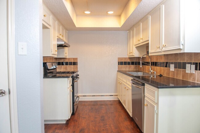 Building Photo - 1002 Cresswell Dr