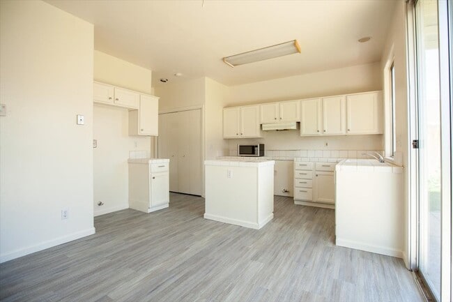 Building Photo - 2483 S Summerfield Ln