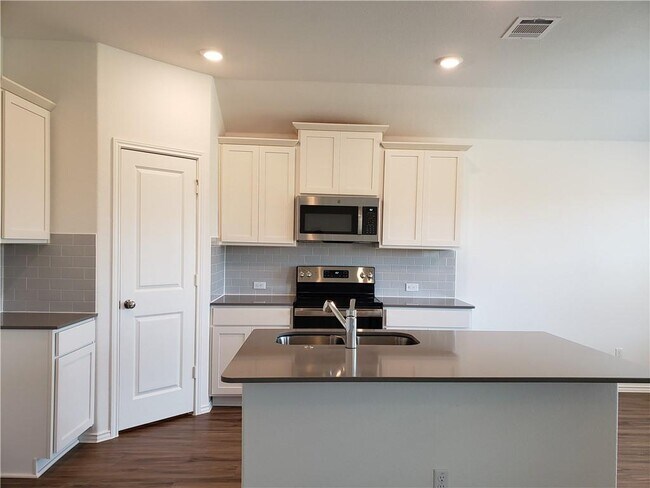 Building Photo - 109 Red Buckeye St