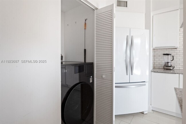 Building Photo - 20185 E Country Club Dr