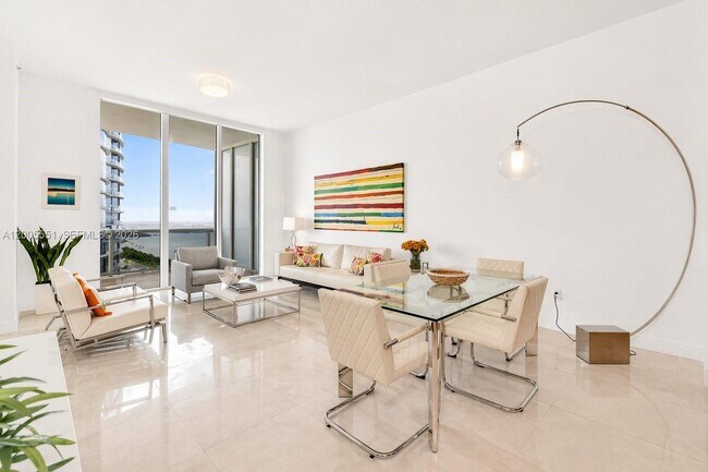 Building Photo - 15811 Collins Ave