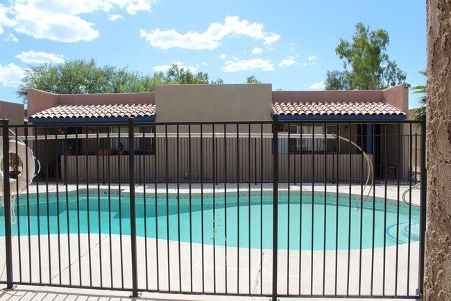 Building Photo - 580 E Calle Del Arizona