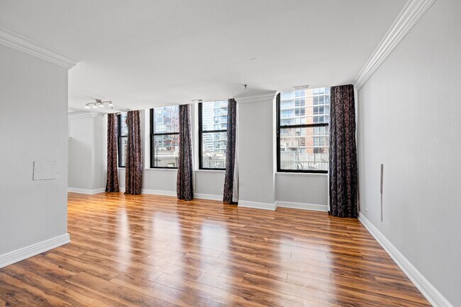 Building Photo - Unique & Extra Spacious Printers Row 1 Bed + Den! Over 900 Sq Ft! Ready for Move In!