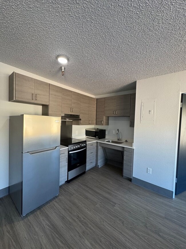 Building Photo - 2 bed 2 bath unit - ALL UTILITIES PAID - A...