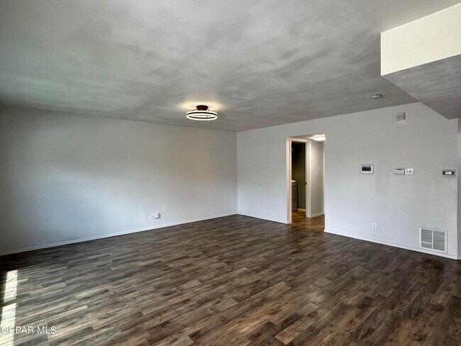 Building Photo - 13260 Emerald Creek Dr