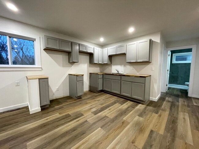 Building Photo - 7350 Beech Ave