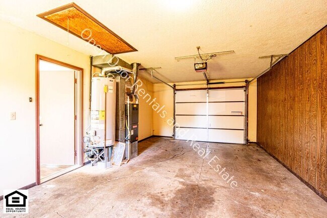 Building Photo - 5214 Vermont Ln
