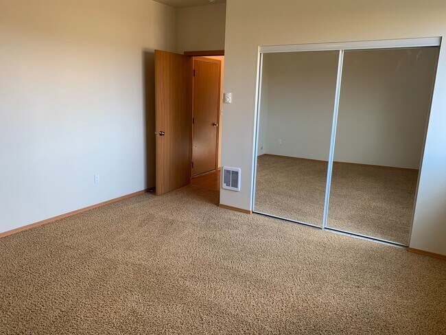 Building Photo - Large Home for Rent in Currier Creek