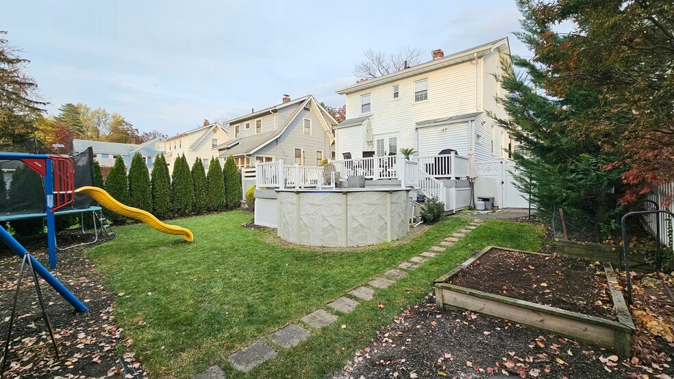 Building Photo - 55 Lakeview St