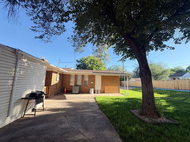 Building Photo - 437 Circleway Dr