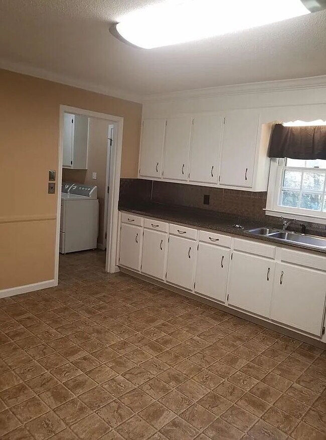 Building Photo - "Charming 3-Bedroom Home in Anderson with Modern Comforts!"