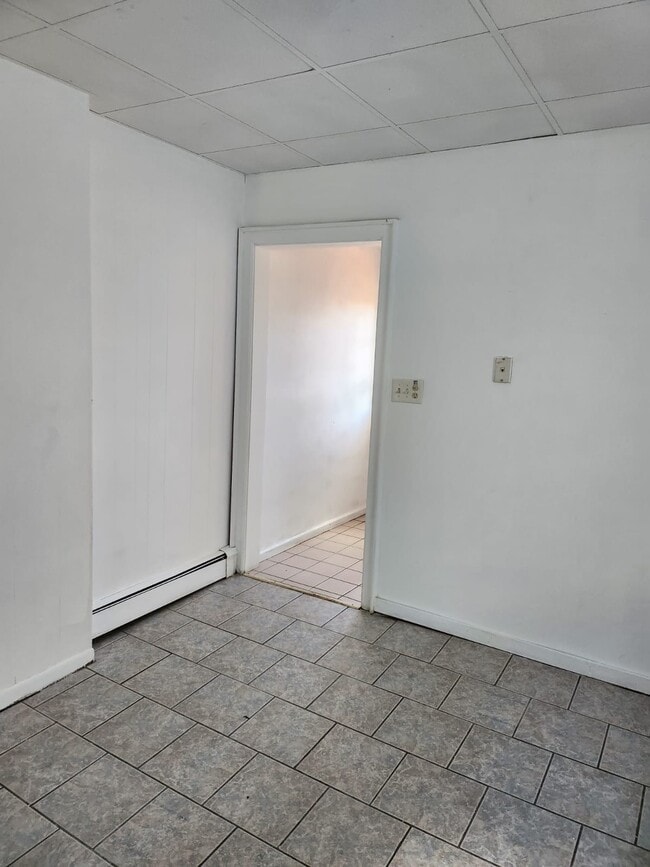 Building Photo - 648 E Scott St