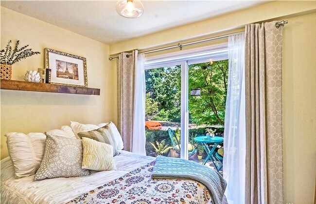 Building Photo - Live Between Lake Washington and Downtown Seattle, The Best of Both Worlds!