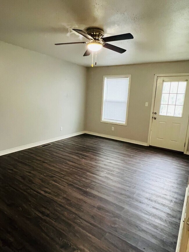 Building Photo - Charming 3-Bed, 2-Bath Home with Stylish Upgrades