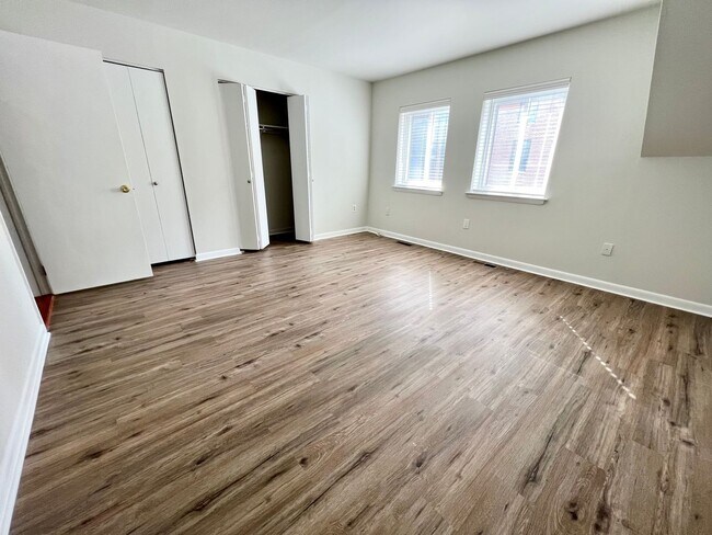 Building Photo - Luxurious 3-Bedroom Townhome in Logan Square with Parking Space Included! Available mid-August!