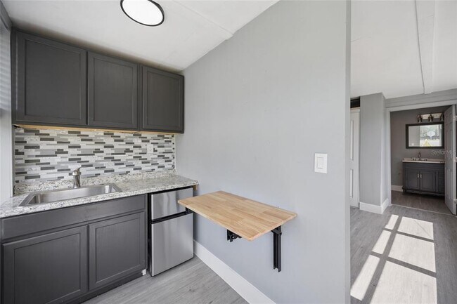 Building Photo - 6036 Dogwood Dr
