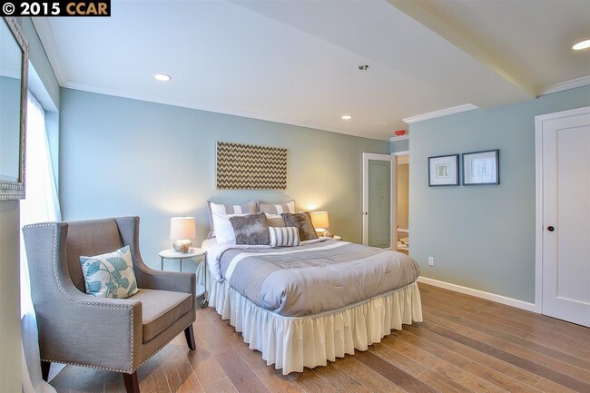 Building Photo - Gorgeous, Massive, 1BR/1BA, Fully Updated, 1000sqft+, A+++ Location, Parking Included