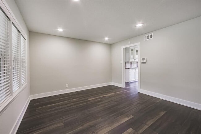 Building Photo - 4924 Mimosa Dr
