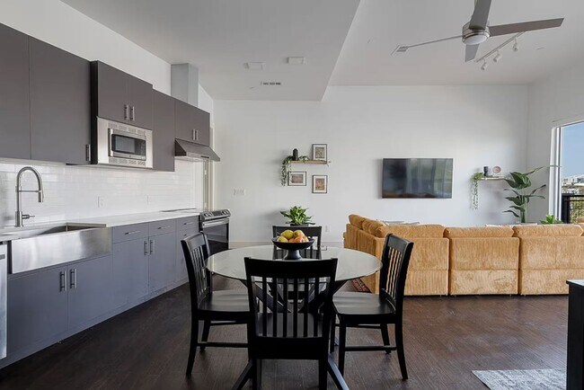 Building Photo - Stylish 1-Bedroom Near Downtown Dallas
