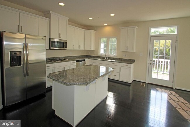 Building Photo - 2482 Baldwin Cres NE