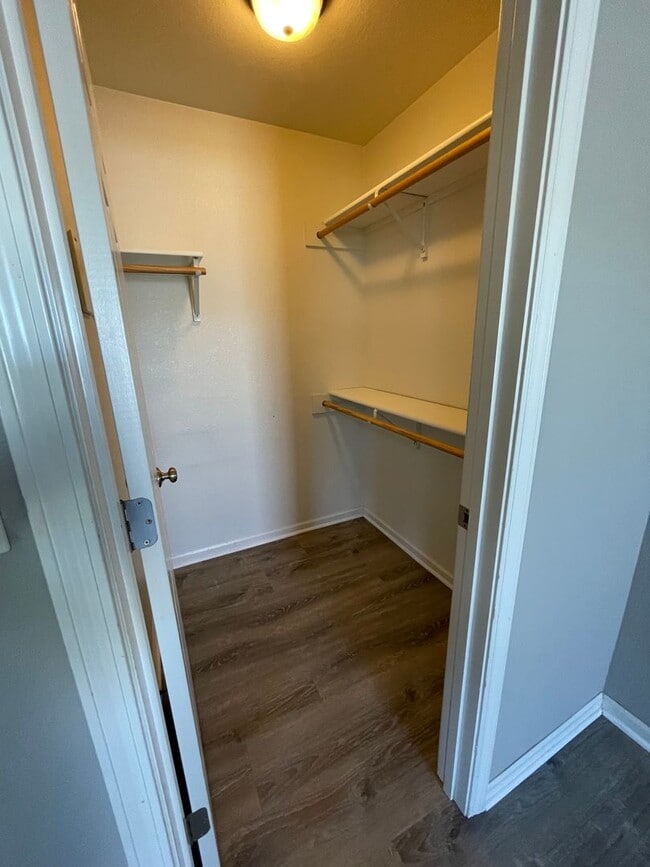 Building Photo - 4 bed/ 2 bath townhouse