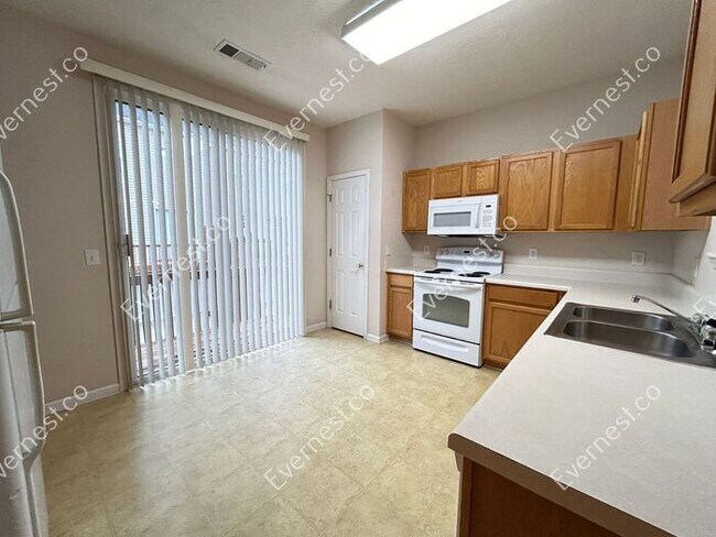 Building Photo - Bright 3-Bedroom Townhome with Ample Space...
