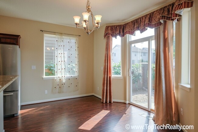 Building Photo - Stunning 4-BR + Den Home | Walk to 53rd Park | Close to Intel | Max & Shopping | Fenced Yard