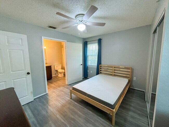 Building Photo - Windsor Park #317 - Pet Friendly!