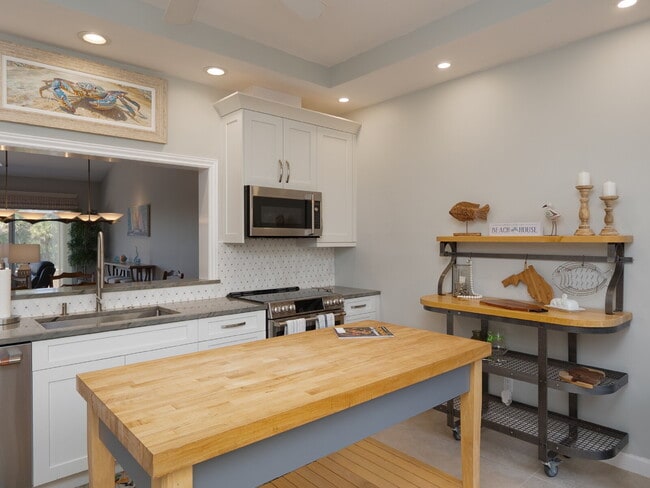 Building Photo - Luxury Furnished Longboat Key Retreat with Private Beach Club Access & Golf Course Views Remodele...