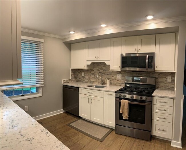 Building Photo - 9695 N Pond Cir