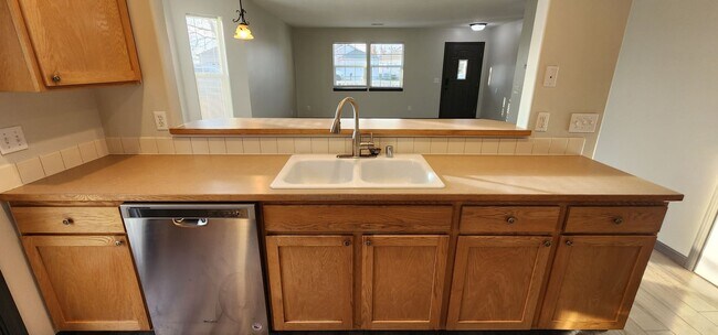 Building Photo - Beautiful 3 Bed, 2 Bath Home w/ Office in ...
