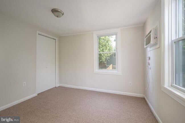Building Photo - 207 E Nelson Ave