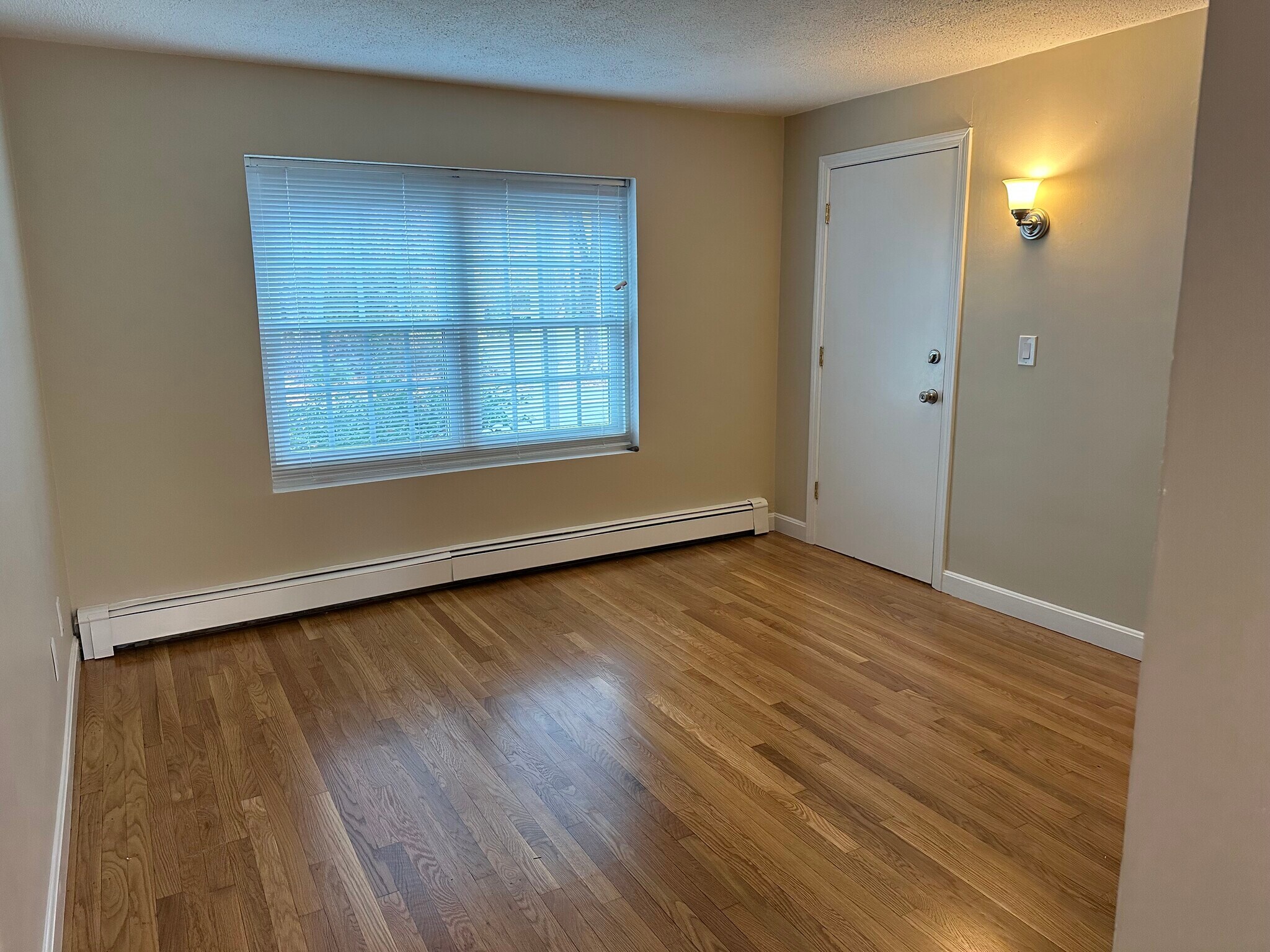 unit 1 living room pic1 - 75 Wales St