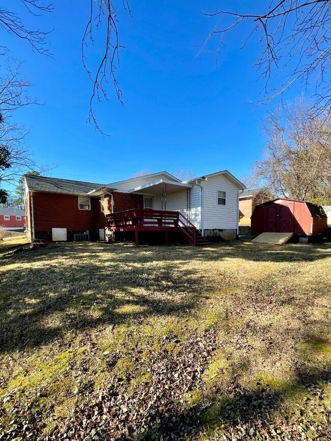 Building Photo - 2217 Douglas Hill Dr