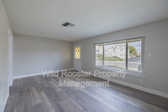 Building Photo - 7256 S Land Park Dr