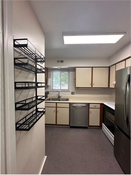 Building Photo - 1642 Emerson Cir