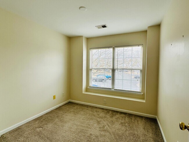 Building Photo - Three Bedroom Townhome Close to Everything
