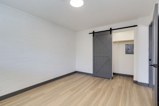 Building Photo - Two Bedroom in Old Town Scottsdale - Sparking Pool!