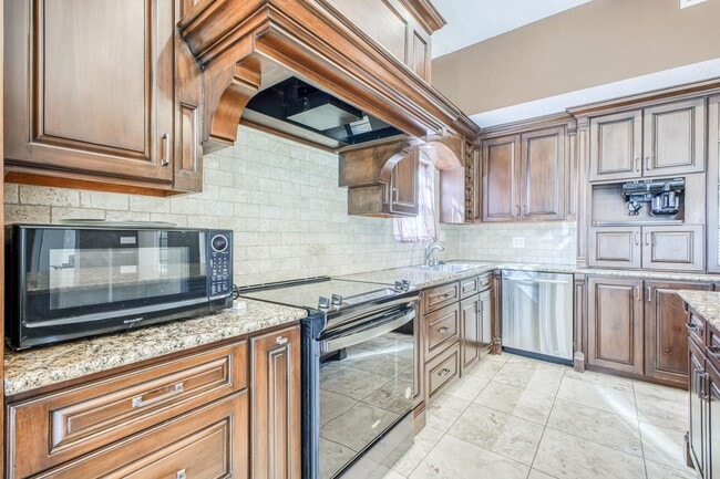 Building Photo - Beautiful House with 4 bed - 2 baths - office & covered big Jacuzzi